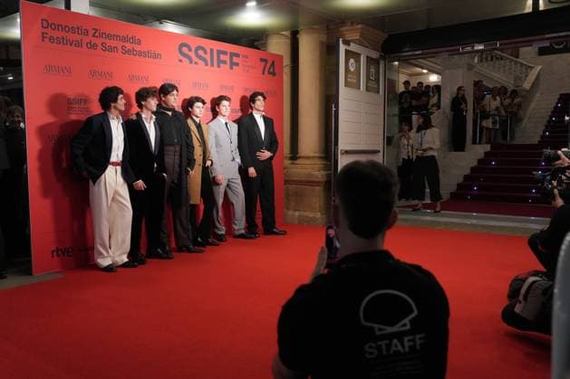 Red carpet for *La bola negra* by Los Javis at the San Sebastián Film Festival I D Director and screenwriter Javier Ambrossi, singer Guitarricadelafuente, actors Carlos González, Milo Quifes, and Miguel Bernardeau, and director and screenwriter Javier Calvo on the red carpet for *La bola negra*, at the Victoria Eugenia Theater on September 20, 2026, in San Sebastián, Guipúzcoa, Basque Country, Spain. La bola negra adapts and expands upon an unfinished play by Federico García Lorca. It tells three stories of men from different eras, connected by sexuality, desire, pain, and legacy. The film opens in Spanish theaters on September 25 and has been selected by the Spanish Film Academy to represent Spain at the upcoming Academy Awards. SEPTEMB Copyright: xUnanuex 7789017