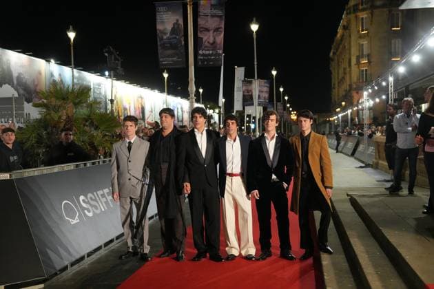 Red carpet for *La bola negra* by Los Javis at the San Sebastián Film Festival. Actors Miguel Bernardeau and Carlos González; directors and screenwriters Javier Calvo and Javier Ambrossi; singer Guitarricadelafuente; and actor Milo Quifes during the red carpet event for *La bola negra*, at the Victoria Eugenia Theater, on September 20, 2026, in San Sebastián, Guipúzcoa, Basque Country, Spain. La bola negra adapts and expands upon an unfinished play by Federico García Lorca. It tells three stories of men from different eras, connected by sexuality, desire, pain, and legacy. The film premieres in Spanish theaters on September 25 and has been selected by the Spanish Film Academy to represent Spain at the upcoming Academy Awards. SEPTEMBER 2 Copyright: xUnanuex 7789012