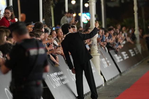 Red Carpet for *La bola negra* by Los Javis at the San Sebastián Film Festival Director and screenwriter Javier Calvo during the red carpet event for *La bola negra* at the Victoria Eugenia Theater on September 20, 2026, in San Sebastián, Guipúzcoa, Basque Country, Spain. La bola negra adapts and expands upon an unfinished play by Federico García Lorca. It tells three stories of men from different eras, connected by sexuality, desire, pain, and legacy. The film opens in Spanish theaters on September 25 and has been selected by the Spanish Film Academy to represent Spain at the upcoming Academy Awards. SEPTEMBER 20, 2026 San Sebastián, Guipúzcoa, Basque Country, Spain San Sebastián, Guipúzcoa, Country V, Spain Copyright: xUnanuex 7789116