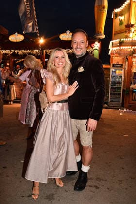 Jennifer Knaeble and her husband Felix Moese at the Oktoberfest Almauftrieb on September 20, 2026, in Munich Jennifer Knaeble and her husband Felix Moese during the 2026 Oktoberfest in front of the Almauftrieb at Theresienwiese on September 2, 2026, in Munich, Germany Oktoberfest Almauftrieb in Munich