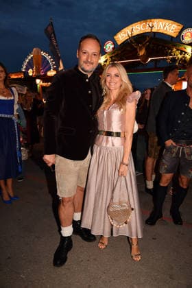 Felix Moese and Jennifer Knaeble at the Wiesn Almauftrieb at Oktoberfest on September 20, 2026, in Munich Felix Moese and Jennifer Knaeble during the 2026 Oktoberfest in front of the Almauftrieb at Theresienwiese on September 20, 2026 in Munich, Germany Oktoberfest Almauftrieb in Munich