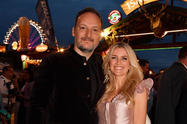 Felix Moese and Jennifer Knaeble during the 2026 Oktoberfest in front of the Almauftrieb at Theresienwiese on September 20, 2026, in Munich, Germany; Oktoberfest: the Almauftrieb at Theresienwiese in Munich, Germany