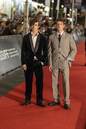 Premiere of the film La bola negra at the 74th San Sebastian International Film Festival SAN SEBASTIAN, SPAIN - SEPTEMBER 20: The singer Guitarricadelafuente (L) and the actor Miguel Bernardeau (R) pose on the red carpet for the presentation of the Spanish film La bola negra, a contender for the Best International Feature Film category at the Oscars, during the 74th San Sebastian International Film Festival in San Sebastian, Spain, on September 20, 2026. Javi Julio Anadolu San Sebastian Spain. Editorial use only. Please get in touch for any other usage.  Copyright: x2026xAnadoluxJavixJuliox
