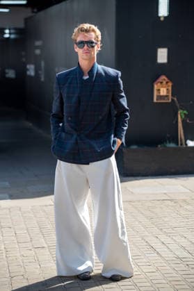 Attendees arrive at the Erderm Catwalk Show London, UK - 20 Sept 2026 An attendee arrives wearing a Tartan suit white trousers and dark glasses at the Erdem catwalk show, held at the Roundhouse in Camden, London, as part of London Fashion Week 2026. Models and members of the fashion industry gather at the Roundhouse in Camden, London, for the Erdem catwalk show during London Fashion Week 2026. The event forms part of the official London Fashion Week schedule, bringing together models, designers, fashion professionals, media and guests for the presentation of Erdem s latest collection. London United Kingdom Copyright: xJamesxWilloughbyx xSOPAxImagesx JWILLOUGHBY_3460