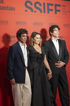 Premiere of the film La bola negra at the 74th San Sebastian International Film Festival SAN SEBASTIAN, SPAIN - SEPTEMBER 20: Javier Calvo (R), Penelope Cruz (C) and Javier Ambrossi (L) pose on the red carpet for the presentation of the Spanish film La bola negra, a contender for the Best International Feature Film category at the Oscars, during the 74th San Sebastian International Film Festival in San Sebastian, Spain, on September 20, 2026. Javi Julio Anadolu San sebastian Spain. Editorial use only. Please get in touch for any other usage.  Copyright: x2026xAnadoluxJavixJuliox