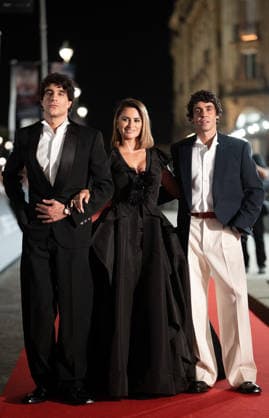 Javier Calvo, Penélope Cruz, and Javier Ambrossi at the premiere of the film *La Bola Negra* during the 74th San Sebastián International Film Festival (SSIFF) on September 20, 2026 ‘La Bola Negra’ screening during the 74th San Sebastián International Film Festival (SSIFF) at the Victoria Eugenia Theater in San Sebastián on September 20, 2026, San Sebastián, Spain  Copyright: xLALOxYASKYx xBESTIMAGExLALOxYASKYx xBESTIMAGEx