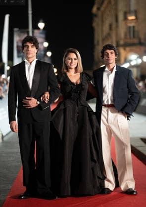 Javier Calvo, Penélope Cruz, and Javier Ambrossi at the premiere of the film *La Bola Negra* during the 74th San Sebastián International Film Festival (SSIFF) on September 20, 2026 ‘La Bola Negra’ screening during the 74th San Sebastián International Film Festival (SSIFF) at the Victoria Eugenia Theater in San Sebastián on September 20, 2026, San Sebastián, Spain  Copyright: xLALOxYASKYx xBESTIMAGExLALOxYASKYx xBESTIMAGEx