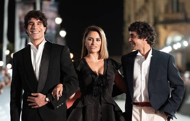 Javier Calvo, Penélope Cruz, and Javier Ambrossi at the premiere of the film *La Bola Negra* during the 74th San Sebastián International Film Festival (SSIFF) on September 20, 2026 ‘La Bola Negra’ screening during the 74th San Sebastián International Film Festival (SSIFF) at the Victoria Eugenia Theater in San Sebastián on September 20, 2026, San Sebastián, Spain  Copyright: xLALOxYASKYx xBESTIMAGExLALOxYASKYx xBESTIMAGEx