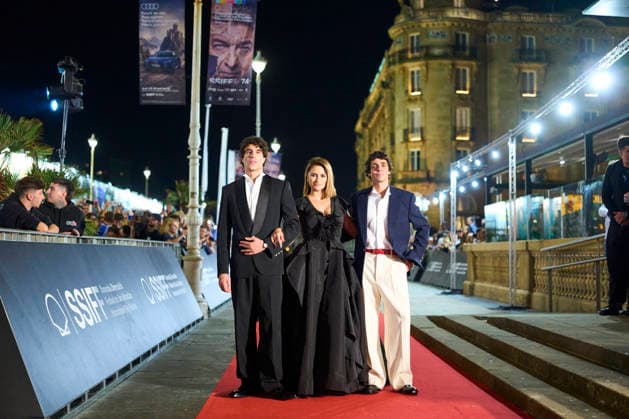 San Sebastian - La Bola Negra Screening Javier Calvo, Penelope Cruz, Javier Ambrossi attended La Bola Negra Red Carpet during 74th San Sebastian International Film Festival at Victoria Eugenia Theatre on September 20, 2026 in Donostia San Sebastian, Spain Photo by ABACAPRESS.COM San Sebastian Euskadi Spain  Copyright: xABACAx
