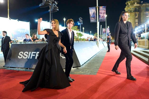 San Sebastian - La Bola Negra Screening Penelope Cruz, Guitarricadelafuente (Álvaro Lafuente Calvo) attended La Bola Negra Red Carpet during 74th San Sebastian International Film Festival at Victoria Eugenia Theatre on September 20, 2026 in Donostia San Sebastian, Spain Photo by ABACAPRESS.COM San Sebastian Euskadi Spain  Copyright: xABACAx