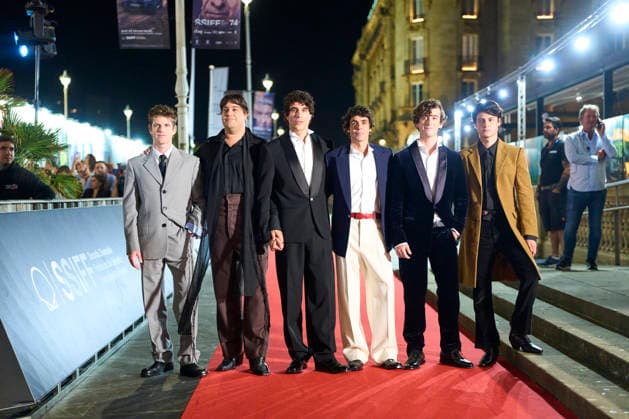 San Sebastian - La Bola Negra Screening Miguel Bernardeau, Carlos González, Javier Calvo, Javier Ambrossi, Guitarricadelafuente (Álvaro Lafuente Calvo), Milo Quifes attended La Bola Negra Red Carpet during 74th San Sebastian International Film Festival at Victoria Eugenia Theatre on September 20, 2026 in Donostia San Sebastian, Spain Photo by ABACAPRESS.COM San Sebastian Euskadi Spain  Copyright: xABACAx