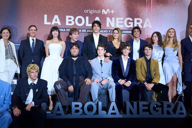 San Sebastian - La Bola Negra Screening Penelpe Cruz, Natalia de Molina, Lola Duenas, Miguel Bernardeau, Carlos González, Javier Calvo, Javier Ambrossi, Guitarricadelafuente (Álvaro Lafuente Calvo), Milo Quifes attended La Bola Negra Red Carpet during 74th San Sebastian International Film Festival at Victoria Eugenia Theatre on September 20, 2026 in Donostia San Sebastian, Spain Photo by ABACAPRESS.COM San Sebastian Euskadi Spain Copyright: xABACAx