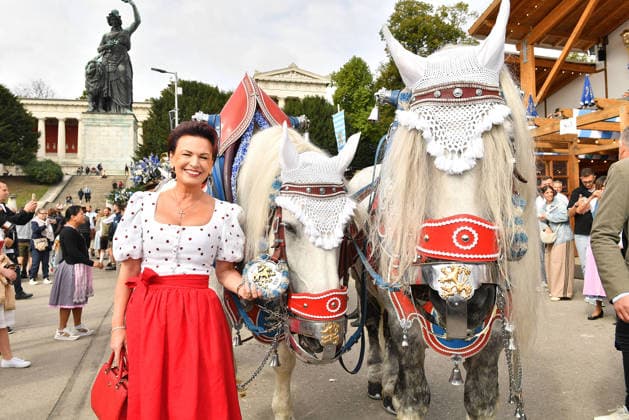 Margit Toennies upon her arrival at the Damenwiesn on September 21, 2026, at the Oktoberfest in Munich Margit Toennies arrives at the Damenwiesn event on September 21, 2026 at the Oktoberfest in Munich, Germany Damenwiesn at the 2026 Oktoberfest in Munich