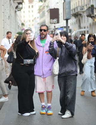RECORD DATE NOT STATED IPA88808751 - Milan, photo by Mimmo Carriero—After stopping by Bacaro, a restaurant on Via Montenapoleone, Adam Sandler strolls through the streets of downtown. He is recognized immediately, and people ask him for photos and autographs, which he grants without hesitation. His wife Jackie follows him at a distance so as not to be recognized or photographed, and after entering the hotel—thinking no one is watching—they let themselves go, kissing and embracing before heading up to their room.  Copyright: xx xx IPA88808751