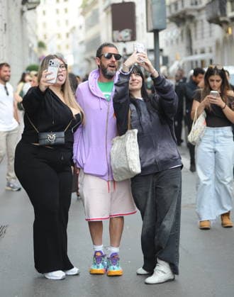 RECORD DATE NOT STATED IPA88808752 - Milan, photo by Mimmo Carriero—After stopping by Bacaro, a restaurant on Via Montenapoleone, Adam Sandler strolls through the streets of downtown. He is recognized immediately, and people ask him for photos and autographs, which he grants without hesitation. His wife Jackie follows him at a distance so as not to be recognized or photographed, and after entering the hotel—thinking no one is watching—they let themselves go, kissing and embracing before heading up to their room.  Copyright: xx xx IPA88808752