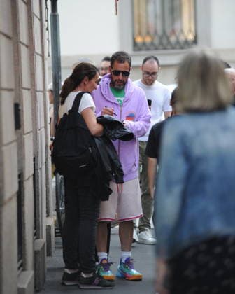 RECORD DATE NOT STATED IPA88808770 - Milan, photo by Mimmo Carriero—After stopping by Bacaro, a restaurant on Via Montenapoleone, Adam Sandler strolls through the streets of downtown. He is recognized immediately, and people ask him for photos and autographs, which he grants without hesitation. His wife Jackie follows him at a distance so as not to be recognized or photographed, and after entering the hotel—thinking no one is watching—they let themselves go, kissing and embracing before heading up to their room.  Copyright: xx xx IPA88808770