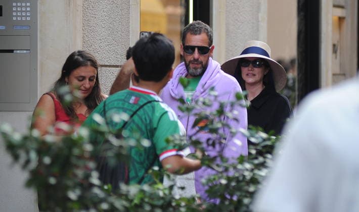 RECORD DATE NOT STATED IPA88808777 - Milan, photo by Mimmo Carriero—After stopping by Bacaro, a restaurant on Via Montenapoleone, Adam Sandler strolls through the streets of downtown. He is recognized immediately, and people ask him for photos and autographs, which he grants without hesitation. His wife Jackie follows him at a distance so as not to be recognized or photographed, and after entering the hotel—thinking no one is watching—they let themselves go, kissing and embracing before heading up to their room.  Copyright: xx xx IPA88808777