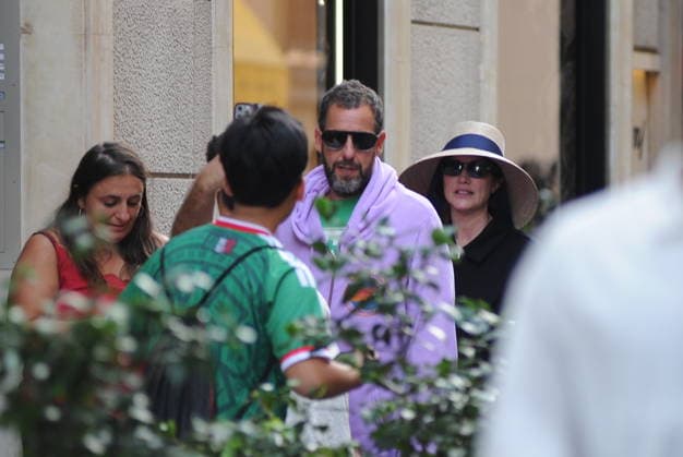 RECORD DATE NOT STATED IPA88808778 - Milan, photo by Mimmo Carriero—After stopping by Bacaro, a restaurant on Via Montenapoleone, Adam Sandler strolls through the streets of downtown. He is recognized immediately, and people ask him for photos and autographs, which he grants without hesitation. His wife Jackie follows him at a distance so as not to be recognized or photographed, and after entering the hotel—thinking no one is watching—they let themselves go, kissing and embracing before heading up to their room.  Copyright: xx xx IPA88808778