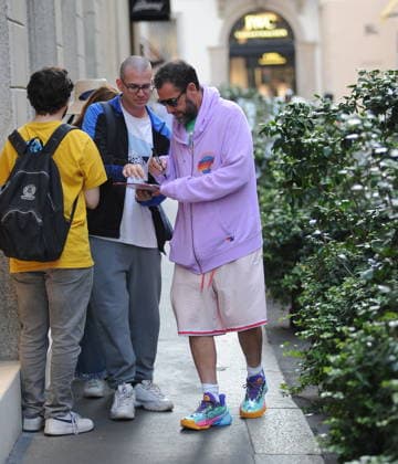 RECORD DATE NOT STATED IPA88808780 - Milan, photo by Mimmo Carriero—After stopping by Bacaro, a restaurant on Via Montenapoleone, Adam Sandler strolls through the streets of downtown. He is recognized immediately, and people ask him for photos and autographs, which he grants without hesitation. His wife Jackie follows him at a distance so as not to be recognized or photographed, and after entering the hotel—thinking no one is watching—they let themselves go, kissing and embracing before heading up to their room.  Copyright: xx xx IPA88808780