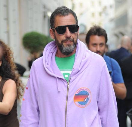 RECORD DATE NOT STATED IPA88808750 - Milan, photo by Mimmo Carriero—After stopping by Bacaro, a restaurant on Via Montenapoleone, Adam Sandler strolls through the streets of downtown. He is recognized immediately, and people ask him for photos and autographs, which he grants without hesitation. His wife Jackie follows him at a distance so as not to be recognized or photographed, and after entering the hotel—thinking no one is watching—they let themselves go, kissing and embracing before heading up to their room.  Copyright: xx xx IPA88808750