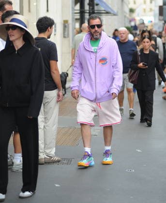 RECORD DATE NOT STATED IPA88808757 - Milan, photo by Mimmo Carriero—After stopping by Bacaro, a restaurant on Via Montenapoleone, Adam Sandler strolls through the streets of downtown. He is recognized immediately, and people ask him for photos and autographs, which he grants without hesitation. His wife Jackie follows him at a distance so as not to be recognized or photographed, and after entering the hotel—thinking no one is watching—they let themselves go, kissing and embracing before heading up to their room.  Copyright: xx xx IPA88808757