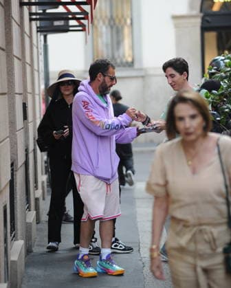 RECORD DATE NOT STATED IPA88808771 - Milan, photo by Mimmo Carriero—After stopping by Bacaro, a restaurant on Via Montenapoleone, Adam Sandler strolls through the streets of downtown. He is recognized immediately, and people ask him for photos and autographs, which he grants without hesitation. His wife Jackie follows him at a distance so as not to be recognized or photographed, and after entering the hotel—thinking no one is watching—they let themselves go, kissing and embracing before heading up to their room.  Copyright: xx xx IPA88808771