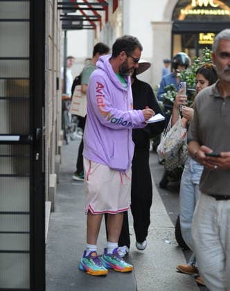 RECORD DATE NOT STATED IPA88808774 - Milan, photo by Mimmo Carriero—After stopping by Bacaro, a restaurant on Via Montenapoleone, Adam Sandler strolls through the streets of downtown. He is recognized immediately, and people ask him for photos and autographs, which he grants without hesitation. His wife Jackie follows him at a distance so as not to be recognized or photographed, and after entering the hotel—thinking no one is watching—they let themselves go, kissing and embracing before heading up to their room.  Copyright: xx xx IPA88808774