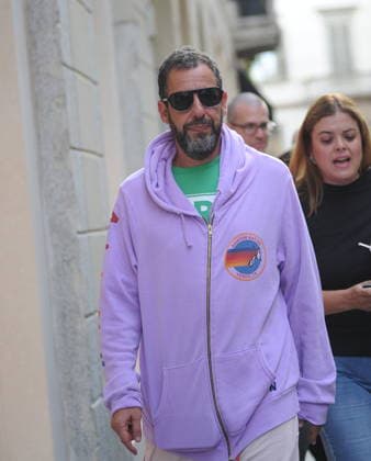 RECORD DATE NOT STATED IPA88808782 - Milan, photo by Mimmo Carriero—After stopping by Bacaro, a restaurant on Via Montenapoleone, Adam Sandler strolls through the streets of downtown. He is recognized immediately, and people ask him for photos and autographs, which he grants without hesitation. His wife Jackie follows him at a distance so as not to be recognized or photographed, and after entering the hotel—thinking no one is watching—they let themselves go, kissing and embracing before heading up to their room.  Copyright: xx xx IPA88808782