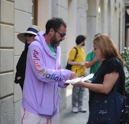 RECORD DATE NOT STATED IPA88808783 - Milan, photo by Mimmo Carriero—After stopping by Bacaro, a restaurant on Via Montenapoleone, Adam Sandler strolls through the streets of downtown. He is recognized immediately, and people ask him for photos and autographs, which he grants without hesitation. His wife Jackie follows him at a distance so as not to be recognized or photographed, and after entering the hotel—thinking no one is watching—they let themselves go, kissing and embracing before heading up to their room.  Copyright: xx xx IPA88808783