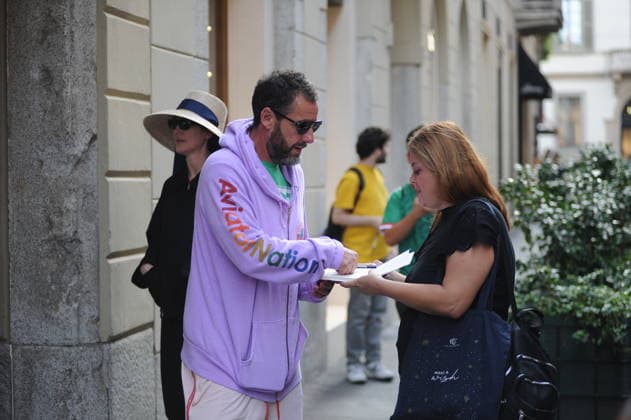 RECORD DATE NOT STATED IPA88808785 - Milan, photo by Mimmo Carriero—After stopping by Bacaro, a restaurant on Via Montenapoleone, Adam Sandler strolls through the streets of downtown. He is recognized immediately, and people ask him for photos and autographs, which he grants without hesitation. His wife Jackie follows him at a distance so as not to be recognized or photographed, and after entering the hotel—thinking no one is watching—they let themselves go, kissing and embracing before heading up to their room.  Copyright: xx xx IPA88808785