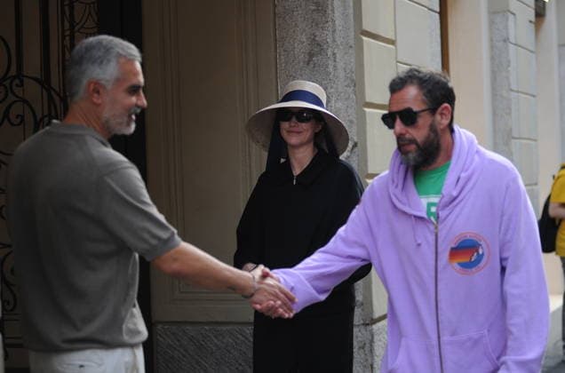 RECORD DATE NOT STATED IPA88808789 - Milan, photo by Mimmo Carriero—After stopping by Bacaro, a restaurant on Via Montenapoleone, Adam Sandler strolls through the streets of downtown. He is recognized immediately, and people ask him for photos and autographs, which he grants without hesitation. His wife Jackie follows him at a distance so as not to be recognized or photographed, and after entering the hotel—thinking no one is watching—they let themselves go, kissing and embracing before heading up to their room.  Copyright: xx xx IPA88808789