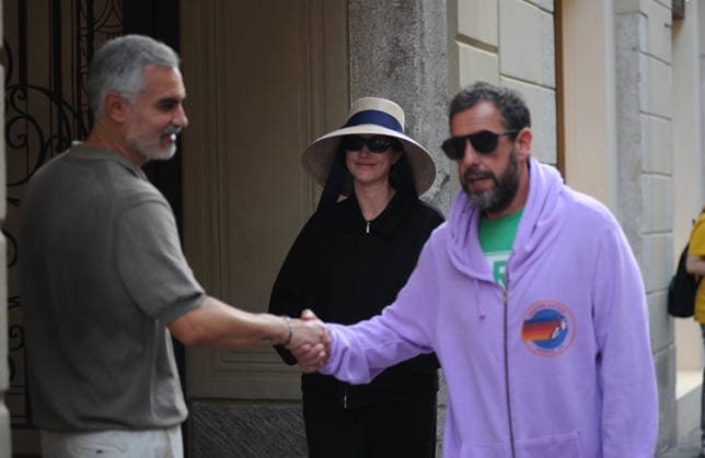 RECORD DATE NOT STATED IPA88808791 - Milan, photo by Mimmo Carriero—After stopping by Bacaro, a restaurant on Via Montenapoleone, Adam Sandler strolls through the streets of downtown. He is recognized immediately, and people ask him for photos and autographs, which he grants without hesitation. His wife Jackie follows him at a distance so as not to be recognized or photographed, and after entering the hotel—thinking no one is watching—they let themselves go, kissing and embracing before heading up to their room.  Copyright: xx xx IPA88808791
