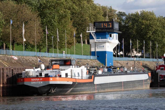 Ruhrort gauge shows a water level of 147 cm; low water; feature; background image; symbolic photo; Jochen OTT, SPD parliamentary group leader in the North Rhine-Westphalia state parliament, lead candidate for the 2027 state election, visits Duisport Duisburger Hafen AG and learns about the role of logistics in the energy transition and the importance of