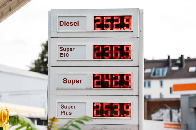 Germany, Gas Station in Aachen, Gas Prices, Prices, Discount, Federal Government, Gas Discount, Price Cap, Gas Costs, Diesel, Gasoline, E10, gas pump, burden, oil, crude oil, fuel price, fuel, energy crisis, independent gas station, self-service, advertisement, record prices, Super, Super Plus Copyright: xThiemoxRudolphx