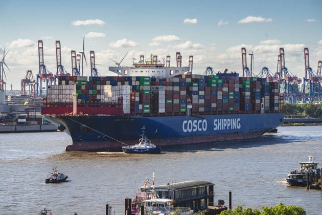 Deutschland, Hamburg, Hamburger Hafen, Hafen Hamburg, Hamburg Port, Elbe, Norderelbe, COSCO Shipping, COSCO, COSCO Shipping Lines, COSCO Shipping Aries, Containerschiff, Großcontainerschiff, Frachtschiff, Frachter, Seeschiff, Containerriese, Schifffahrt, internationale Schifffahrt, maritime Wirtschaft, Welthandel, internationaler Handel, Container, Frachtcontainer, Schiffscontainer, Containerladung, Containertransport, Containerlogistik, Güterverkehr, Fracht, Import, Export, Lieferketten, globale Lieferketten, Schlepper, Hafenschlepper, Schleppschiff, Schlepperbegleitung, Schiffsmanöver, Hafenmanöver, Hamburger Hafenverkehr, Hafenbetrieb, Containerterminal, Containerbrücken, Containerkräne, Hafenkräne, Portalkräne, Hafenindustrie, H Copyright: xStefanxTrochax