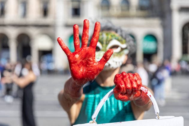 PETA’s Animal Rights Flash Mob Kicks Off Fashion Week - Milan Start of Fashion Week: a PETA animal rights flash mob featuring two women wearing crocodile masks and with their hands painted red to denounce violence against exotic animals for the production of leather shoes, belts, and handbags. Milan, Italy on September 22, 2026. Photo by fotogramma IPA ABACAPRESS.COM Milan Italy  Copyright: xFotogramma IPA ABACAx