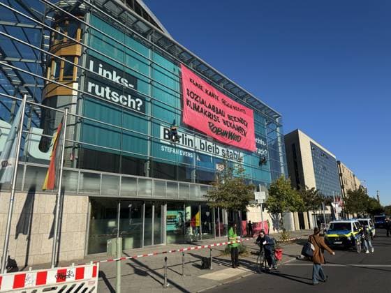 Environmental activists protest at CDU headquarters in Berlin BERLIN, GERMANY - SEPTEMBER 23: Environmental activists stage a protest at the Christian Democratic Union (CDU) headquarters as a banner reading KLARE KANTE GEGEN RECHTS - SOZIALABBAU BEENDEN, KLIMAKRISE BEKÄMPFEN! ( Take a clear stand against the right - end cuts to social welfare, fight the climate crisis! ) is displayed on the building facade in Berlin, Germany, on September 23, 2026. ROBIN WOOD activists climbed the CDU headquarters and unfurled the banner, criticizing the CDU-led federal government over what they described as insufficient action on climate protection and a lack of measures to counter the rise of the far-right Alternative for Germany (AfD). Cuneyt Karadag  Copyright: x2026xAnadoluxCuneytxKaradagx