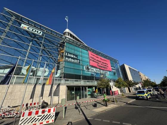 Environmental activists protest at CDU headquarters in Berlin BERLIN, GERMANY - SEPTEMBER 23: Environmental activists stage a protest at the Christian Democratic Union (CDU) headquarters as a banner reading KLARE KANTE GEGEN RECHTS - SOZIALABBAU BEENDEN, KLIMAKRISE BEKÄMPFEN! ( Take a clear stand against the right - end cuts to social welfare, fight the climate crisis! ) is displayed on the building facade in Berlin, Germany, on September 23, 2026. ROBIN WOOD activists climbed the CDU headquarters and unfurled the banner, criticizing the CDU-led federal government over what they described as insufficient action on climate protection and a lack of measures to counter the rise of the far-right Alternative for Germany (AfD). Cuneyt Karadag  Copyright: x2026xAnadoluxCuneytxKaradagx