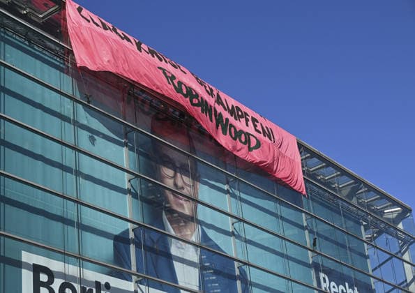 Environmental activists protest at CDU headquarters in Berlin BERLIN, GERMANY - SEPTEMBER 23: Environmental activists stage a protest at the Christian Democratic Union (CDU) headquarters, displaying banners on the building facade, in Berlin, Germany, on September 23, 2026. ROBIN WOOD activists climbed the CDU headquarters and unfurled the banner, criticizing the CDU-led federal government over what they described as insufficient action on climate protection and a lack of measures to counter the rise of the far-right Alternative for Germany (AfD). Halil Sagirkaya Anadolu Berlin Germany. Editorial use only. Please get in touch for any other usage.  Copyright: x2026xAnadoluxHalilxSagirkayax