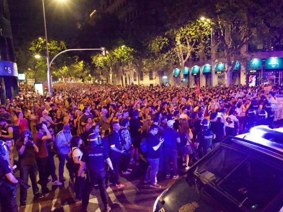 September 23, 2026, Lima, Lima, Peru: MADRID, SPAIN - SEPTEMBER 23: Hundreds of people protested outside the so-called Ayuso s penthouse following the eviction of Maricarmen, an 87-year-old woman, after her removal from her home. Demonstrators condemned the eviction, blocking traffic in the streets of Madrid. Lima Peru - ZUMAh199 20260923_zip_h199_008 Copyright: xAaronxHerediax
