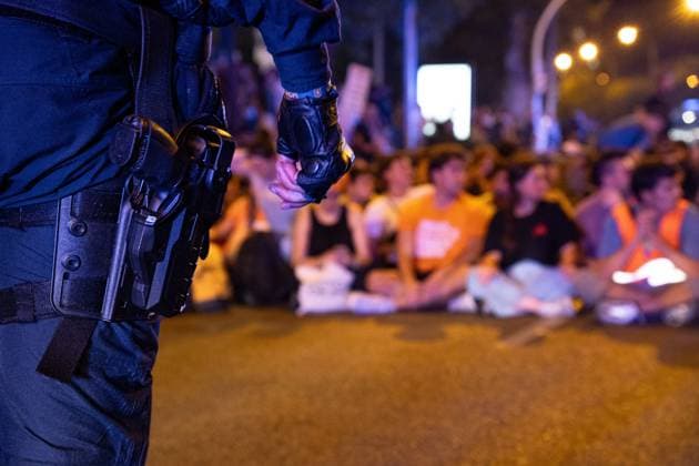 News Bilder des Tages #2 Police clash with housing protesters in Madrid MADRID, SPAIN, SEPTEMBER 23, 2026: Police confront demonstrators during a protest in Madrid following the eviction of 87-year-old Maricarmen Abascal from the home where she had lived for more than 70 years. Around 10,000 people joined the demonstration, according to the Government Delegation in Madrid, before protesters moved toward Paseo de la Castellana and blocked traffic. Police used riot-control measures, including rubber projectiles, as officers attempted to clear demonstrators from the roadway. Madrid Spain Copyright: x xVictorxSanjuanxCardenax xJNAxPressx
