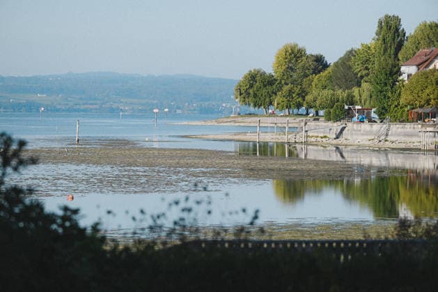 Weather Feature: Late-Summer Weather at Lake Constance Near Immenstaad As the weather becomes increasingly sunny, the lake appears calm and expansive. According to the German Weather Service, Friday will bring plenty of sunshine, and it will remain very warm and sunny in Baden-Württemberg over the weekend as well. Immenstaad on Lake Constance, Baden-Württemberg, Ge Copyright: x xonw-imagesx xMariusxBullingx