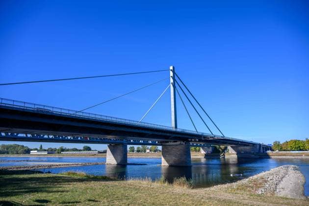 Low Water Levels in the Rhine at the Maxau Rhine Bridge, Karlsruhe Maxau, Germany, September 25, 2026. Exposed riverbanks and gravel bars at the Maxau Rhine Bridge (B10), with the water level at Maxau at 2.85 meters. A symbolic image of drought and inland waterway shipping.