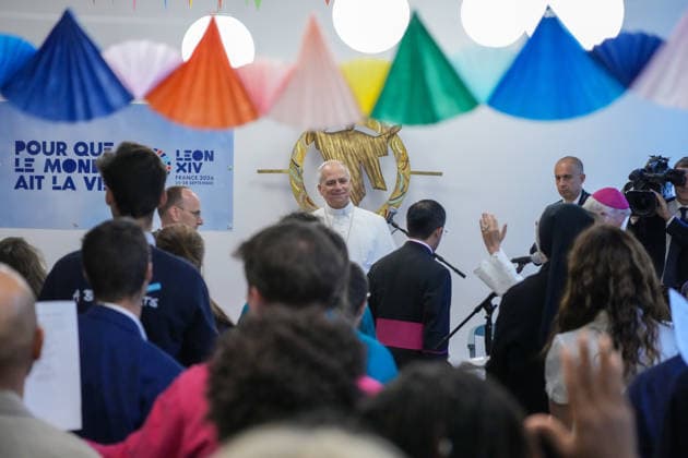 POPE LEO XIV VISITS MAISON BAKHITA SOCIAL INTEGRATION CENTER - PARIS France, Paris, Vatican, 2026 9 26 Pope Leo XIV visits Maison Bakhita Center for Accompaniment and Social Integration, dedicated to welcoming and supporting migrants, during his apostolic journey to France. EDITORIAL USE ONLY - NO BOOKS Copyright: xPOOL xCatholicxPressxPhotox