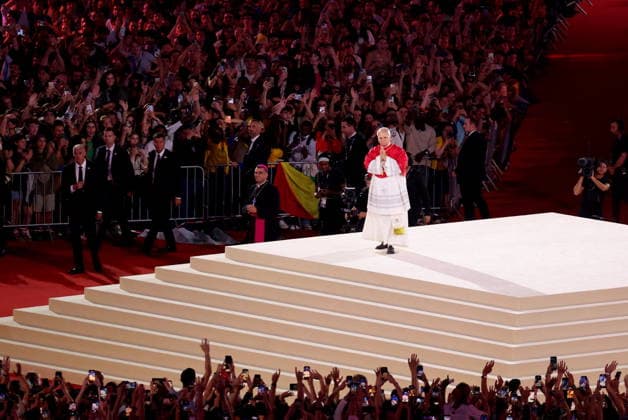 Pope Leo XIV at the Stade de France in Saint-Denis, on the outskirts of Paris, on September 25, 2026, to lead a prayer vigil with young people aged 17 to 35, as part of his four-day visit to France. The Pope is making his first official visit to France from September 25 to 28, with stops in Paris, Lourdes, and Metz. In Paris, the pontiff’s itinerary includes, among other things, a meeting with the French president, a time of prayer at Notre Dame Cathedral, and an open-air Mass on the Champs-Élysées. This trip marks the first visit by a pope to the country since Benedict XVI’s visit in 2008. Paris, September 25, 2026 Jacovides Moreau Bestimage Pope Leo XIV greets the crowd at the Stade de France in Saint-Denis, on the outskirts of Paris, on Copyright: xJACOVIDES-MOREAUx xBESTIMAGExJACOVIDES-MOREAUx xBESTIMAGEx