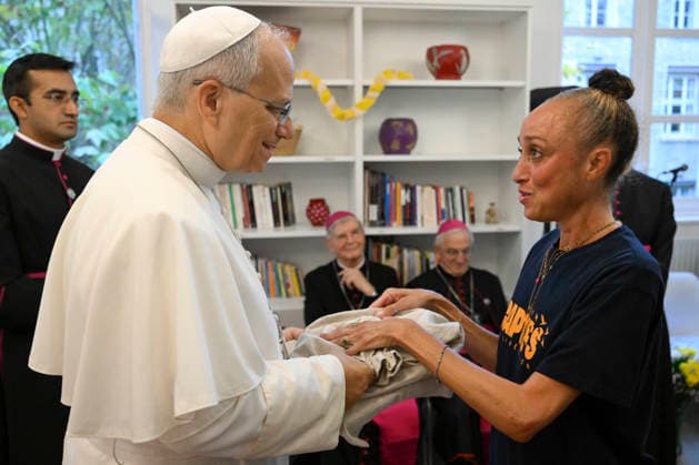 POPE LEO XIV VISITS MAISON BAKHITA SOCIAL INTEGRATION CENTER - PARIS France, Paris, Vatican, 2026 9 26 Pope Leo XIV visits Maison Bakhita Center for Accompaniment and Social Integration, dedicated to welcoming and supporting migrants, during his apostolic journey to France. EDITORIAL USE ONLY - NO BOOKS Copyright: xVATICANxMEDIA xCatholicxPressxPhotox