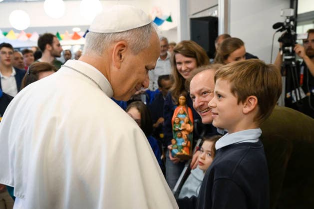 POPE LEO XIV VISITS MAISON BAKHITA SOCIAL INTEGRATION CENTER - PARIS France, Paris, Vatican, 2026 9 26 Pope Leo XIV visits Maison Bakhita Center for Accompaniment and Social Integration, dedicated to welcoming and supporting migrants, during his apostolic journey to France. EDITORIAL USE ONLY - NO BOOKS Copyright: xVATICANxMEDIA xCatholicxPressxPhotox