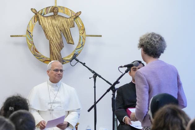 IPA88988657 - France, Paris, Vatican, September 26, 2026 Pope Leo XIV visits the Maison Bakhita Center for Accompaniment and Social Integration, which is dedicated to welcoming and supporting migrants, during his apostolic journey to France. Photo by POOL Catholic Press Photo  Copyright: xPOOL xCatholicxPressxPhotox xPOOL xCatholicxPressxPhotox IPA88988657.jpeg