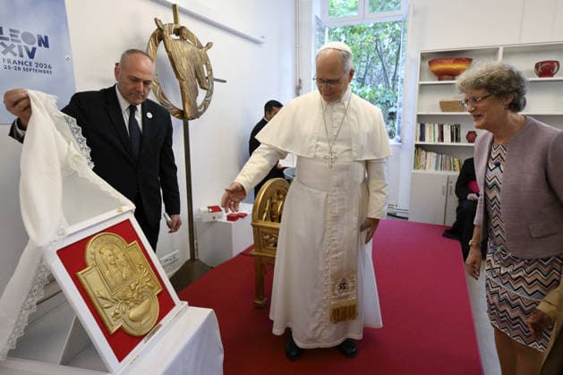 Pope Leo XIV Visits The ‘Maison Bakhita’ Social Integration Centre in Paris Pope Leo XIV visits the ‘Maison Bakhita’ in Paris, France on September 26, 2026, which offers support and social integration services to migrants and refugees, on the second day of his four-day Apostolic Journey to France. The centre’s patron saint, St. Josephine Bakhita (1869-1947), was a former slave who became a religious sister in Italy. Photo by (EV) Simone Risoluti Vatican Media ABACAPRESS.COM Paris France  Copyright: xABACAx