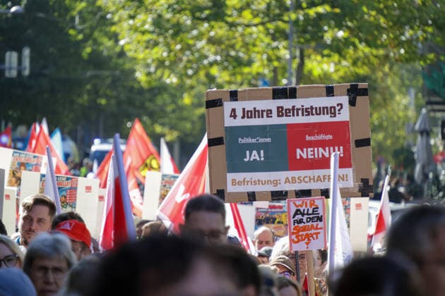 Leipzig: Rund 1.000 Teilnehmer bei DGB-Zubringerdemonstration für einen starken Sozialstaat Am Samstagvormittag zieht eine Zubringerdemonstration im Rahmen des bundesweiten Aktionstages des Deutschen Gewerkschaftsbundes (DGB) durch Leipzig. Für den Aufzug waren im Vorfeld rund 2.500 Teilnehmer angekündigt. Nach einer ersten Einschätzung vor Ort beteiligen sich an diesem Demonstrationszug rund 1.000 Menschen. Unter dem Motto Für einen starken Sozialstaat! führt der Aufzug vom Volkshaus über die Karl-Liebknecht-Straße, den Peterssteinweg, die Straße des 17. Juni und die Harkortstraße in Richtung Simsonplatz. Dort soll die Demonstration in die zentrale Kundgebung des Aktionstages münden. Parallel ist ein weiterer Zubringer-Au Copyright: xEHLxMedia BjörnxStachx 20260926_leipzig-sozialstaat-demo_9